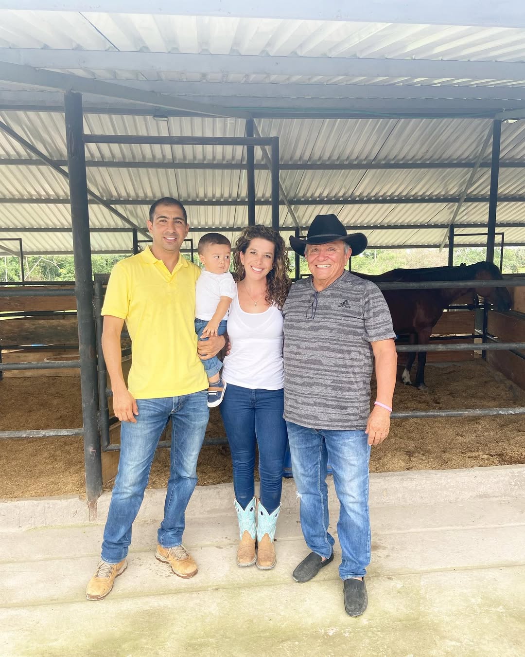 Ricardo Nieto y Angélica María Hoyos — fundadores de AMHAVET — con reconocida figura del deporte colombiano